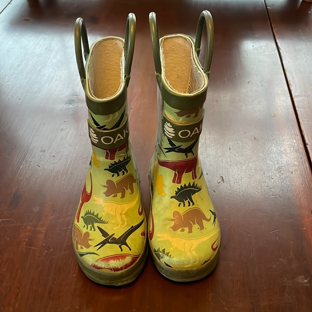 Oaki toddler rain boots size 5.